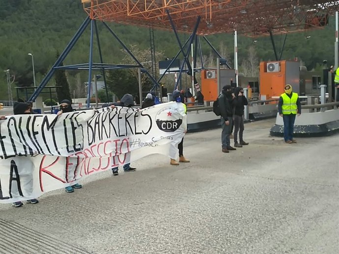 Acció dels CDR per deixar passar els cotxes sense pagar el peatge de la C-32