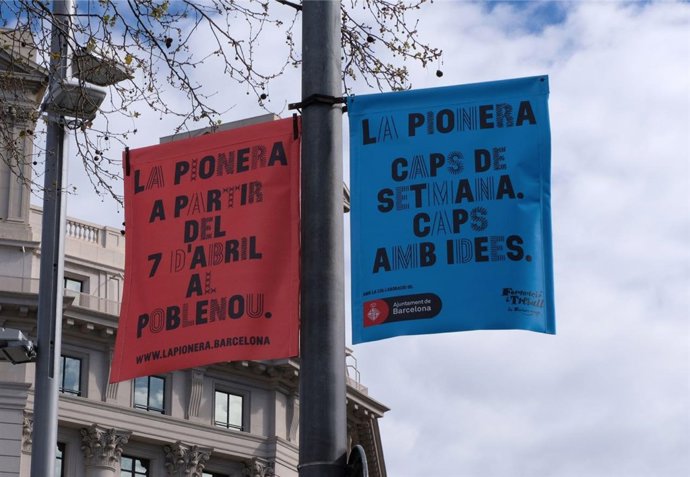 Carteles promocionales del 'market' La Pionera, en el Poblenou