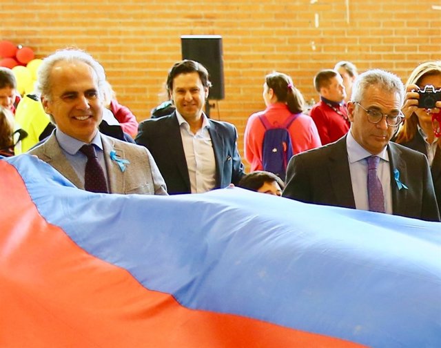 Enrique Ruiz Escudero y Carlos Izquierdo en un acto por el Día sobre el Autismo