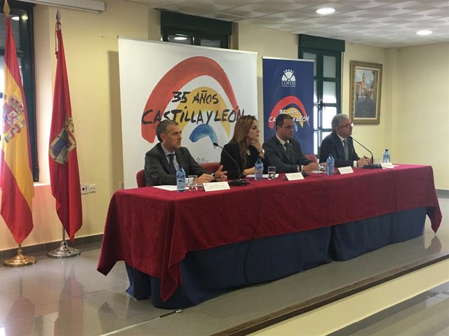 Silvia Clemente en la reunión con alcaldes del Carracillo, 4-4-18