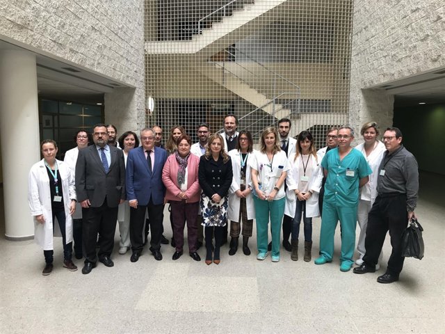 La consejera de Salud, Marina Álvarez, con profesionales sanitarios. 