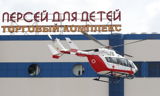 Un helicóptero de Emergencias acude al centro comercial incendiado