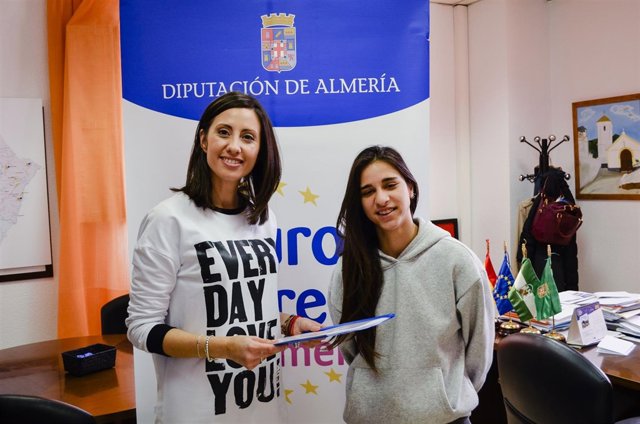 La diputada Carmen Belén López, junto a la voluntaria europea Oana Cervantes.