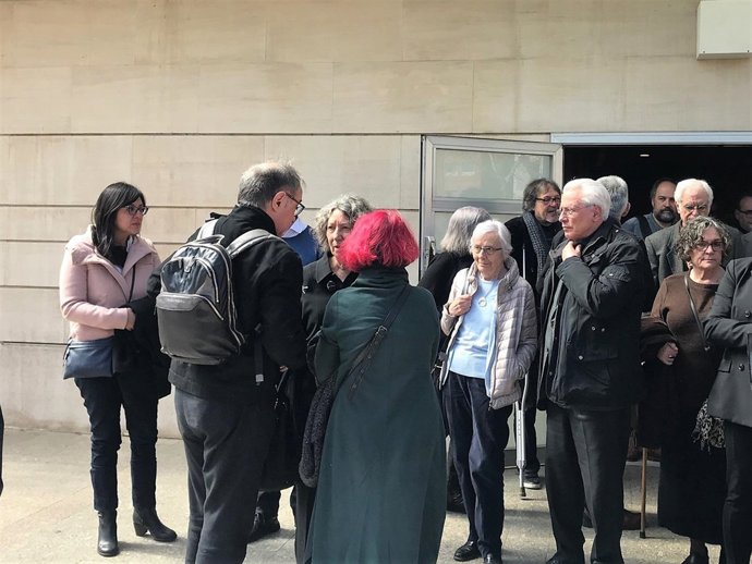 Familiares, editores, escritores y periodistas despiden a Paco Camarasa