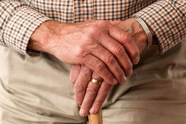 Manos de persona mayor, Parkinson