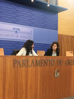 Libertad Benítez y Esperanza Gómez, de Podemos, en rueda de prensa