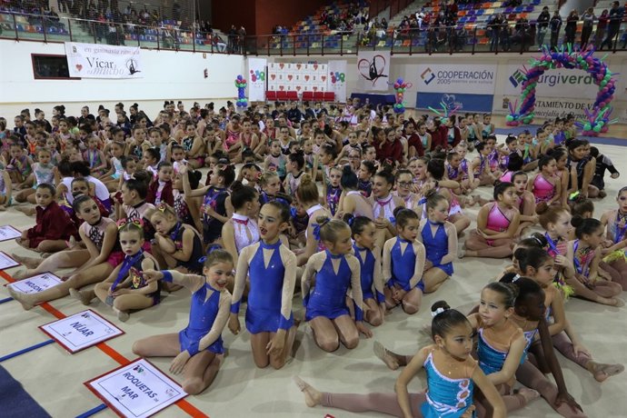 Más de un millar de deportistas disfrutan de la gimnasia rítmica en Vícar.