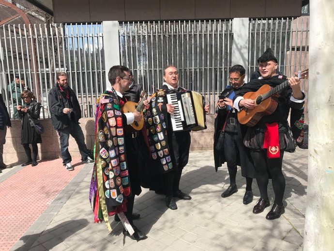 Un grupo de tunos de un programa de televisión