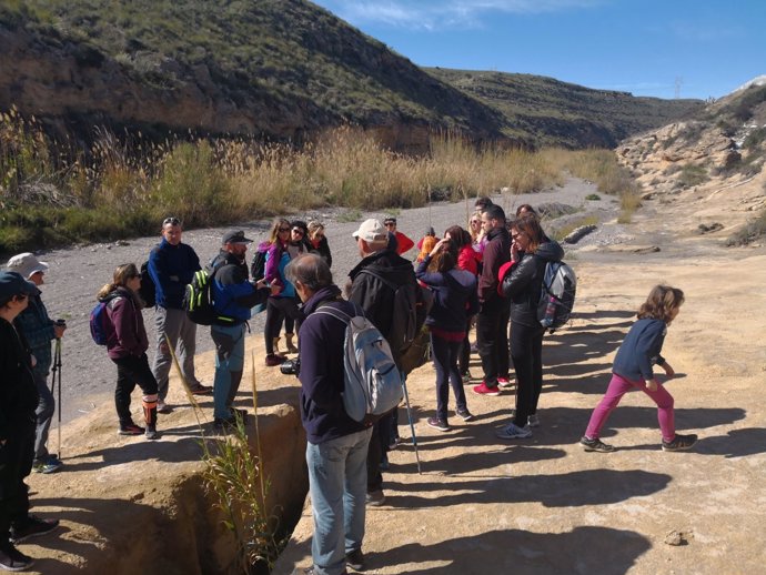 Senderistas participan en una de las rutas del programa 'Geoparque en Invierno'