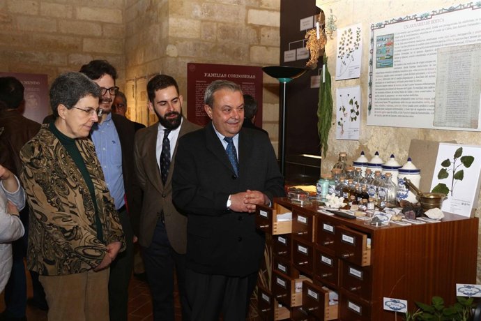 Alcalde (dcha.) inaugura la exposición