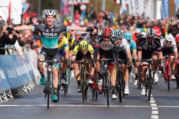 Jay McCarthy (Bora-Hansgrohe) gana al sprint en el País Vasco