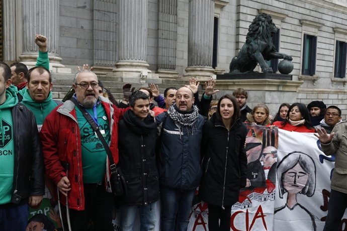Irene Montero a las puertas del Congreso apoya a colectivos sociales