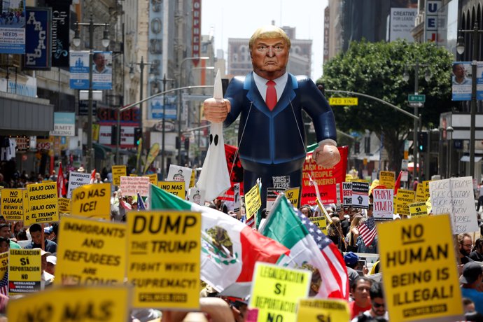 Pancartas contra Trump en una protesta de inmigrantes en Los Angeles