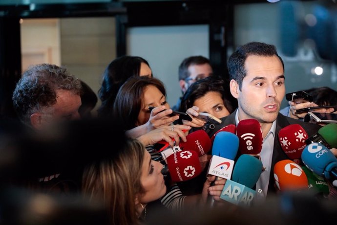 Ignacio Aguado atiende a los medios de comunicación en la Asamblea de Madrid