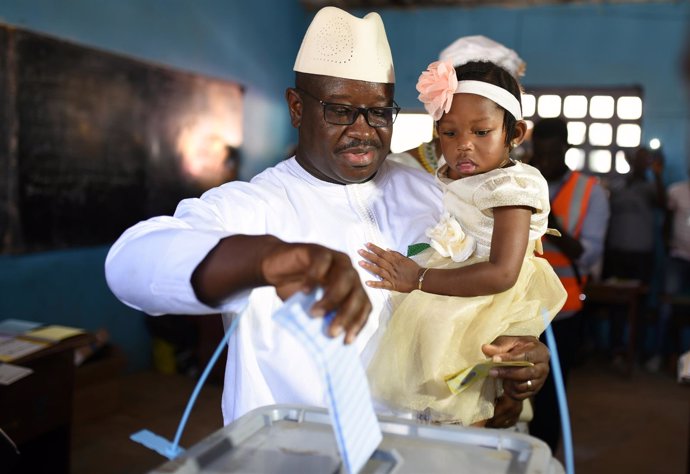 El líder opositor y candidato presidencial de Sierra Leona Julius Maada Bio.