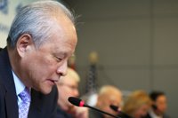 El embajador de China en EEUU asegura que Pekín prefiere resolver la disputa comercial con negociaciones