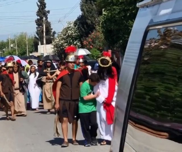 Niño con Síndrome de Down se cuela en un Viacrucis en México