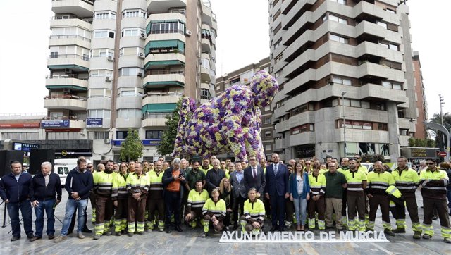 José Ballesta inaugura los Jardines de Primavera con monumento Campillo