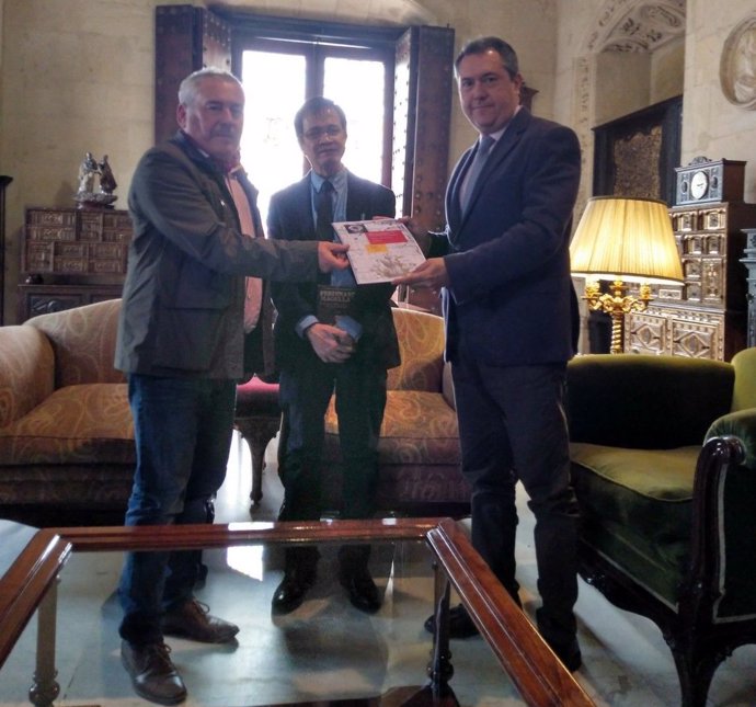 Entrega al alcalde de Sevilla de proyectos de Iniciativa Sevilla 2019-2022
