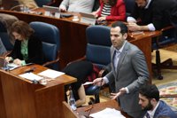 Cs espeta a Cifuentes que el tiempo del PP, "el de la impunidad", se acaba y ella les acusa de atacarla con "falsedades"