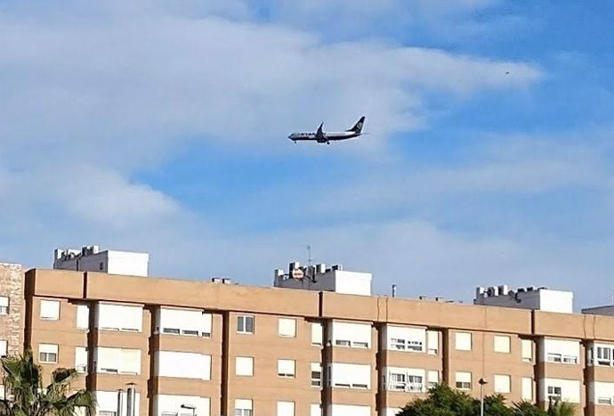 Un avión sobrevuela unas viviendas en Xirivella 