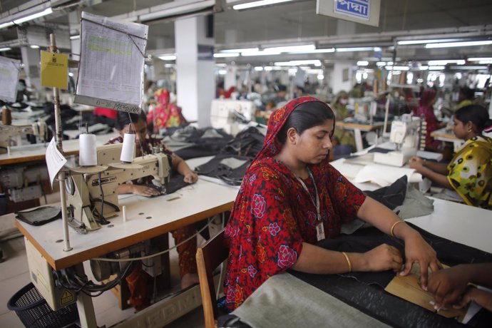 Foto de archivo de una trabajadora de la industria textil bangladesí.