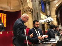 El Parlament rechaza con el voto delegado de Puigdemont que Torrent dé explicaciones por el "bloqueo" de la cámara