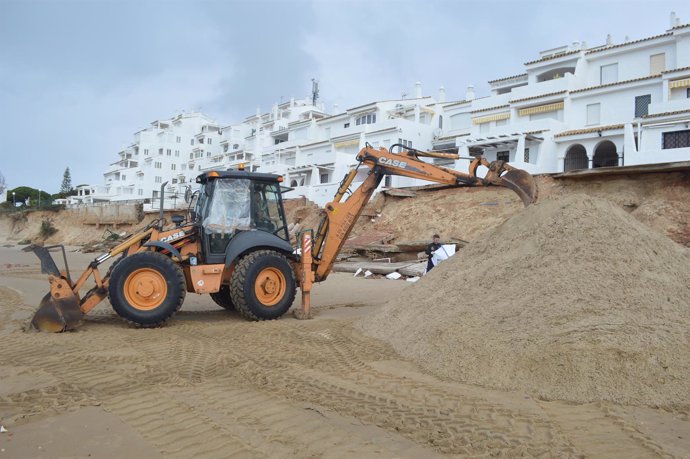 Trabajos en las playas de Punta Umbría por el temporal. 