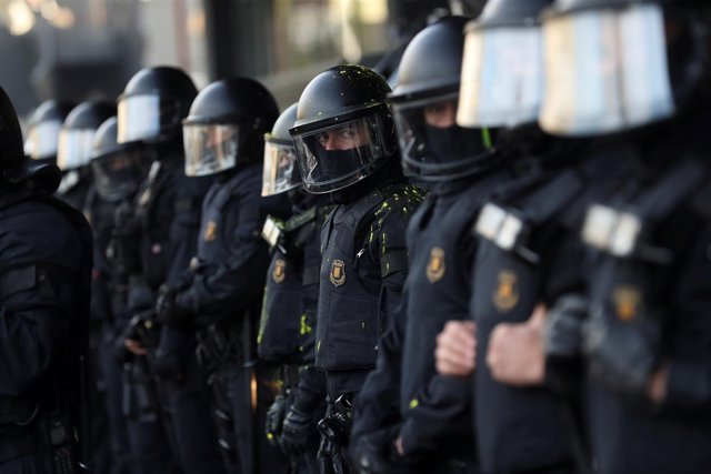 Agentes de los Mossos durante una protesta en Barcelona