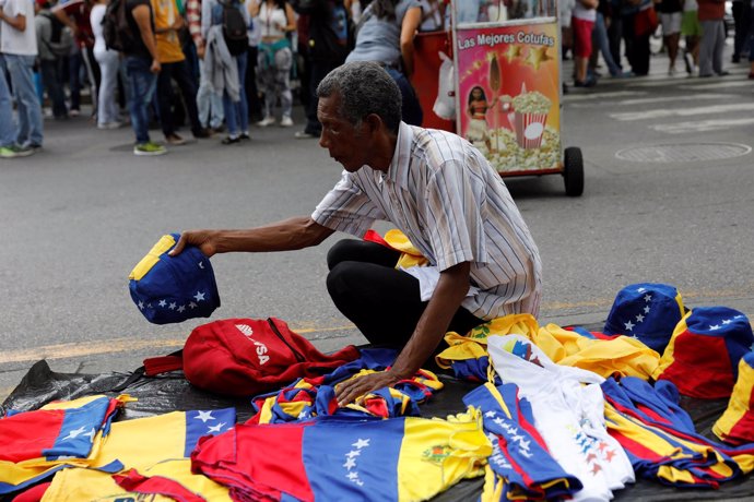 Un vendedor ambulante con banderas de Venezuela