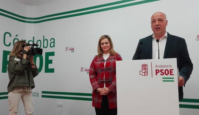 Ruiz interviene junto a la diputada del PSOE María Jesús Serrano
