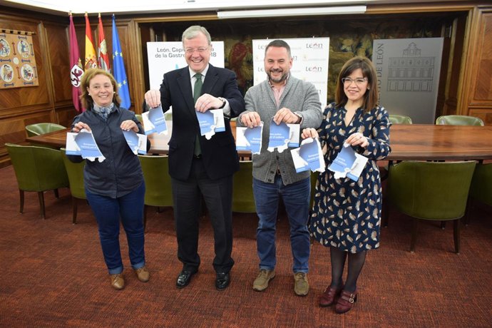 Miembros del Ayuntamiento y de Autismo León .