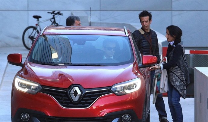 Los padres de Gabriel salen del juzgado y se suben al coche de sus abogados