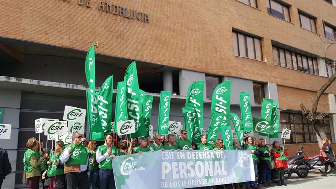 Concentración en defensa del personal de centros de protección de menores