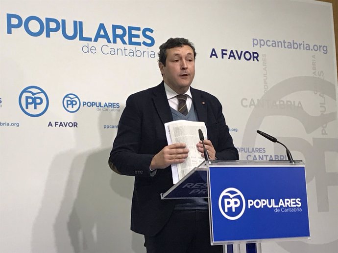 El portavoz del PP de Cantabria, Iñigo Fernández, en rueda de prensa