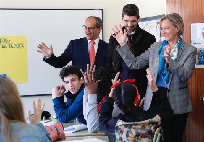 El consejero de Educación, Van Grieken, durante una visita a un centro escolar