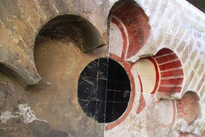 Restos cromáticos en arco polilobulado de la cara Oeste de la Giralda