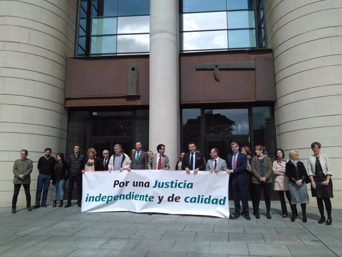 Concentración de jueces y fiscales en Pamplona