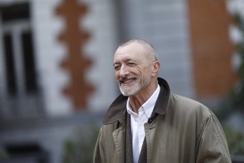 Arturo Pérez-Reverte presenta su nuevo libro Los perros duros no bailan