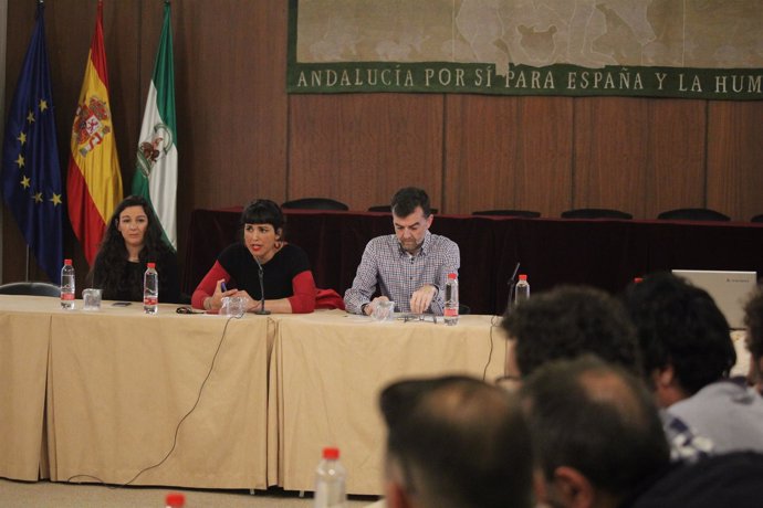 Teresa Rodríguez y Antonio Maíllo durante una reunión en el Parlamento