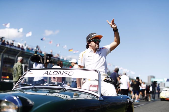 Fernando Alonso (McLaren) saluda a la muchedumbre