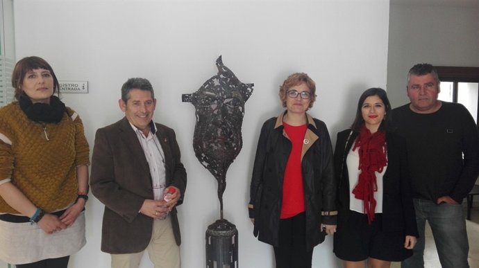 Ruz (centro), durante su visita a La Victoria