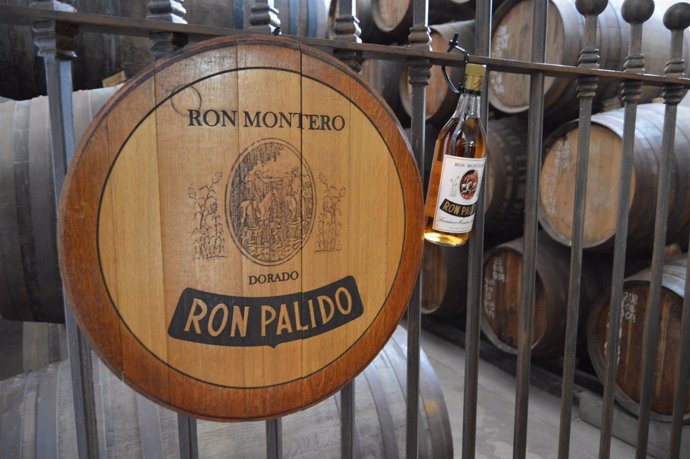 Bodega Ron Montero, con las barricas al fondo.