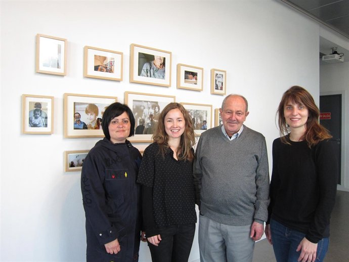 La artista (centro), junto a responsables de AFEDAZ y un familiar de una usuaria