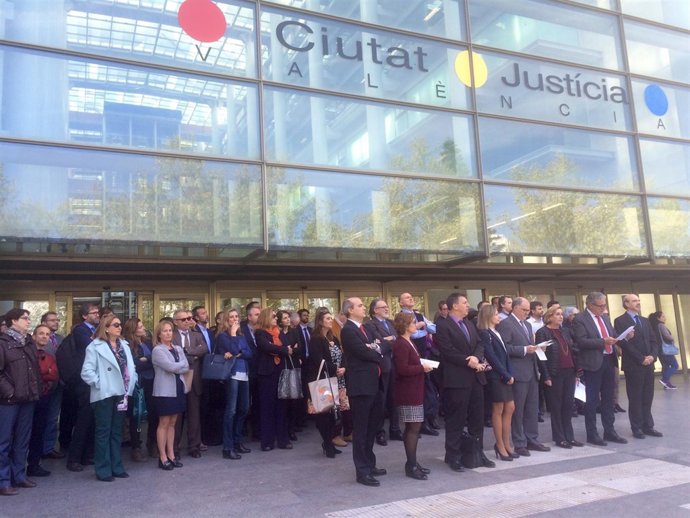 Jueces y fiscales se concentran en València