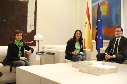 Rajoy recibe a una representación del colectivo de las camareras de piso