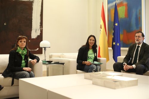 Rajoy recibe a una representación del colectivo de las camareras de piso
