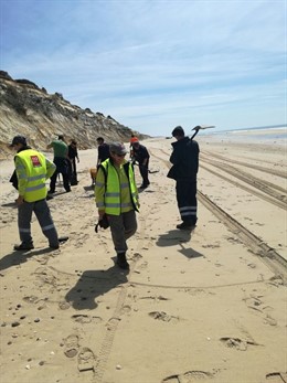 Trabajos en Huelva tras aparecer en la playa de Cuesta Maneli restos de crudo