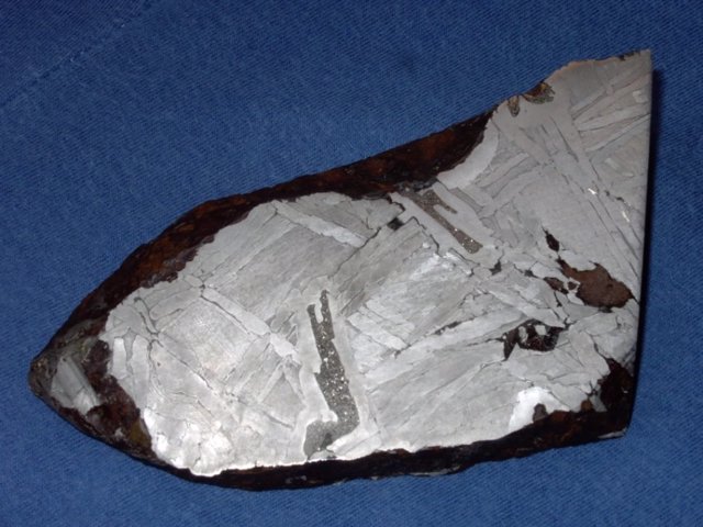 Fragmento de un meteorito con zonas oscuras ricas en fósforo