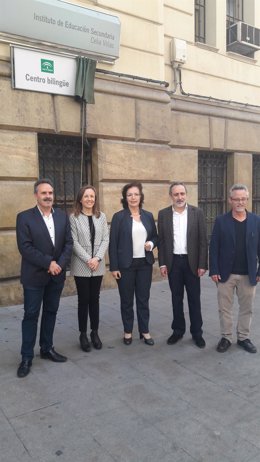 Fernández y Domínguez frente al IES Celia Viñas